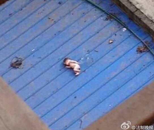 真假洋娃娃 成都雨棚顶现诡异死婴 疑刚出生不