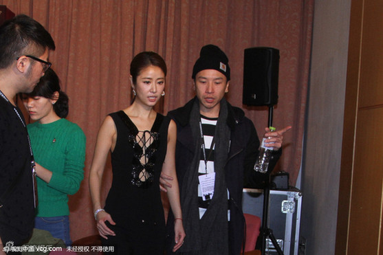 组图:林心如中门大开小秀性感 灿笑嫣然心情好