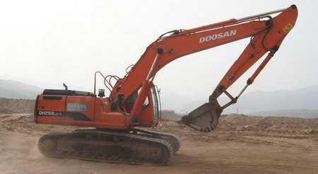 男子发飙开挖掘机拍扁轿车 网友:哪个学校毕业