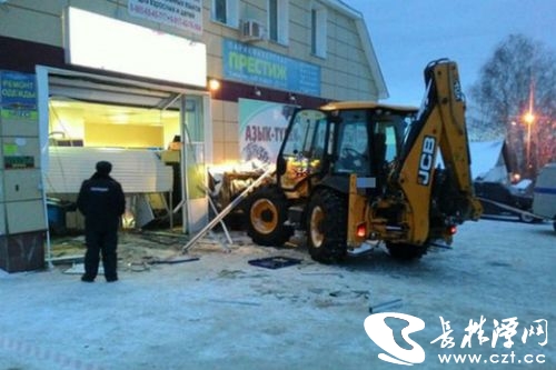 男子发飙 开挖掘机拍扁轿车  壮士蓝翔毕业的吗