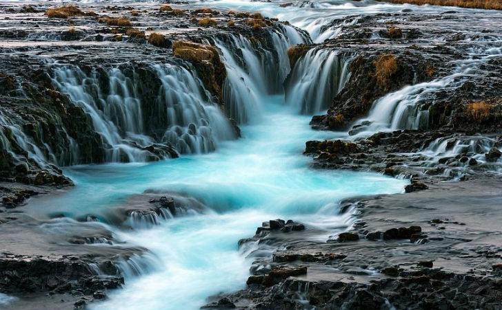 镜头捕捉令人震撼的冰岛瀑布美景