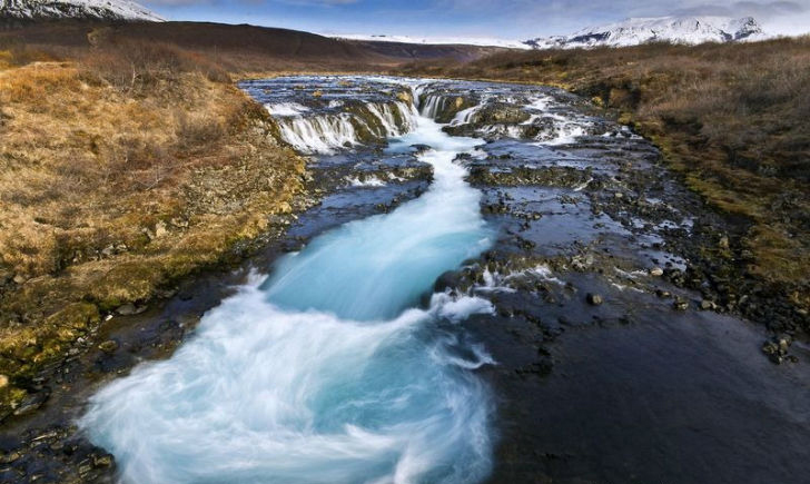 镜头捕捉令人震撼的冰岛瀑布美景