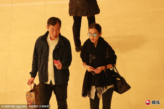 黄圣依与男性别友人逛街吃饭看电影 逛街扫货