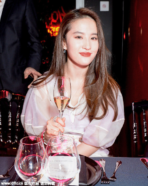 组图:刘亦菲薄纱裙仙气十足 红唇娇艳甜笑妩媚