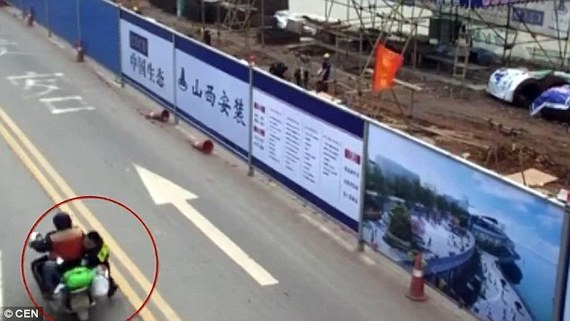 为避处罚 男子骑摩托拖行交警500米 网友:不交