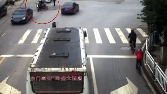 为避处罚 男子骑摩托拖行交警500米 网友:不交