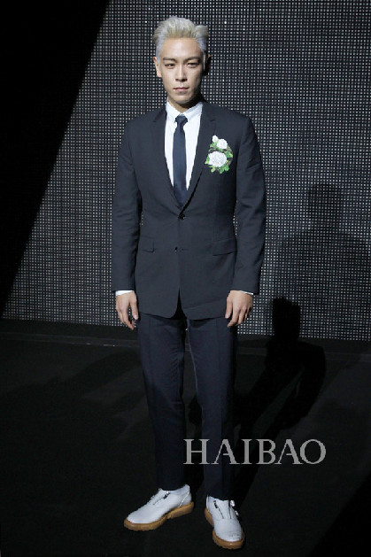 杨洋、崔胜贤亮相巴黎男装周 著西装帅气十足