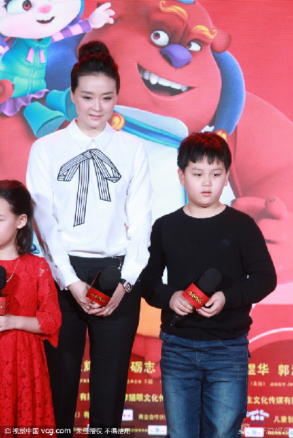 组图:阔太王艳带儿子出席活动 球球变小大人