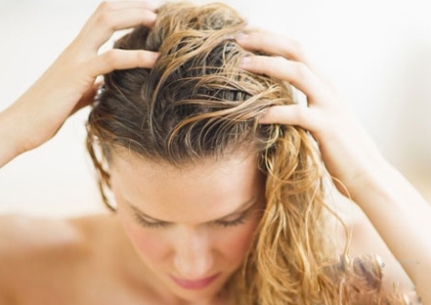 头发出油怎么回事 头发太能出油要怎么治