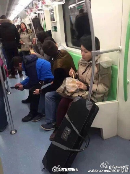 鸡爪女再次露面改吃麻辣烫 网友调侃:姐你真