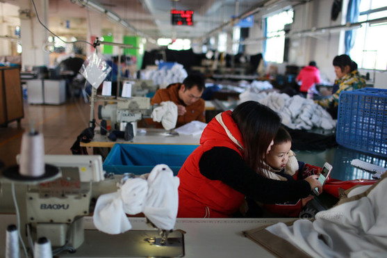 袋鼠妈妈舍不得儿子留守老家 携子打工返乡