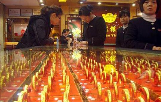 再现大妈抢金潮 网友调侃:中国大妈又出手喽!(