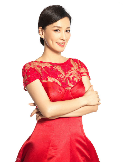 组图: 张庭新春写真 华贵礼服映红甜美笑容