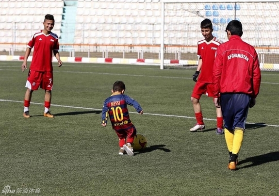 萌死啦!阿富汗足球小将收到梅西球衣 梦想是见
