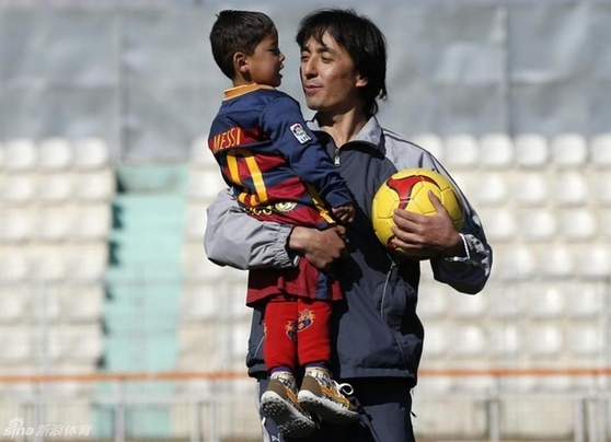 萌死啦!阿富汗足球小将收到梅西球衣 梦想是见