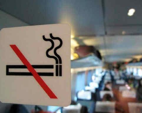 小烟瘾闹大乌龙 男子躲厕所吸烟致高铁紧急减