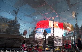 手机拍摄镜像世界 倒影中的世界给你不一样的