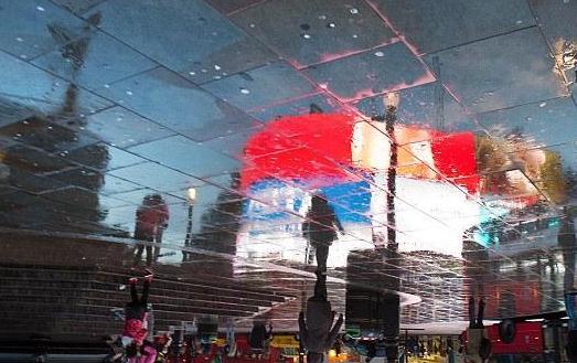 大触用手机拍摄镜像世界 超乎想象