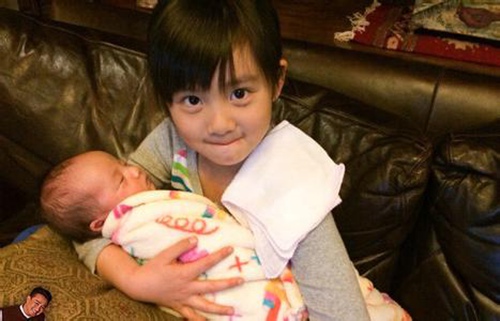 黄磊晒小女儿萌照 多多妹妹大眼水灵昵称小春