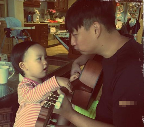 黄磊晒小女儿萌照 多多妹妹大眼水灵昵称小春