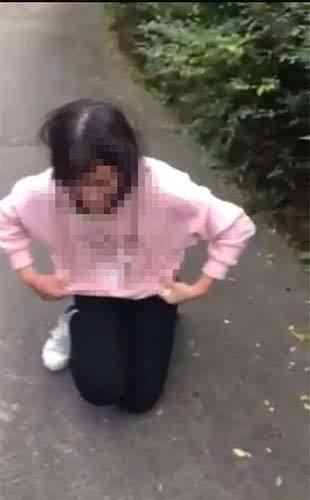 太漂亮遭同学暴打 少女暴力事件剪辑:脱衣常见