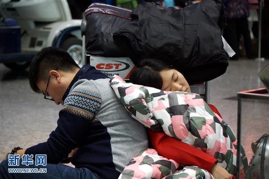 大连国际机场飞机延误 女子站柜台上表达不满