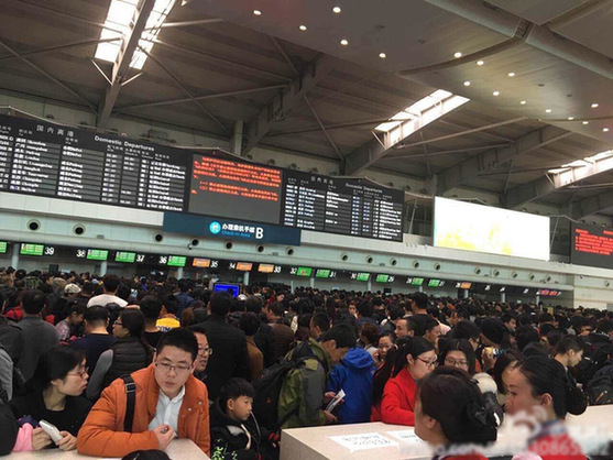 大连国际机场飞机延误 女子站柜台上表达不满