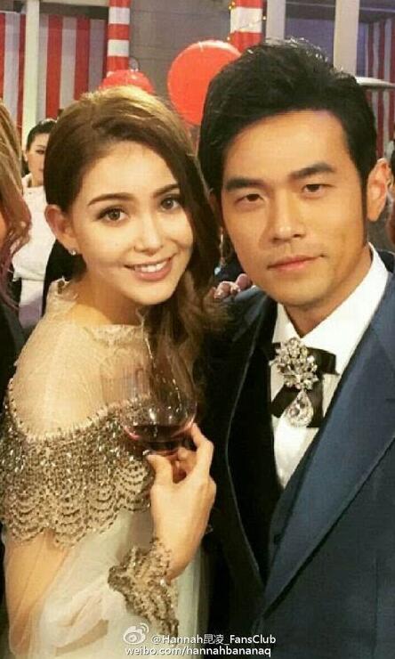 昆凌怀抱七彩玫瑰笑容灿烂 情人节周杰伦送玫