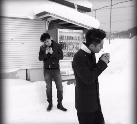 冬季恋哥!胡歌和霍建华雪地拍写真 画面太美不