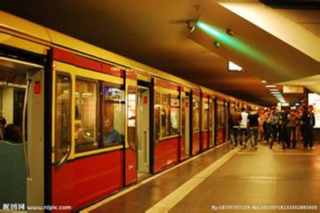  大妈地铁 上 捡 鞋底掉落 泥土  被赞最暖心地铁大妈