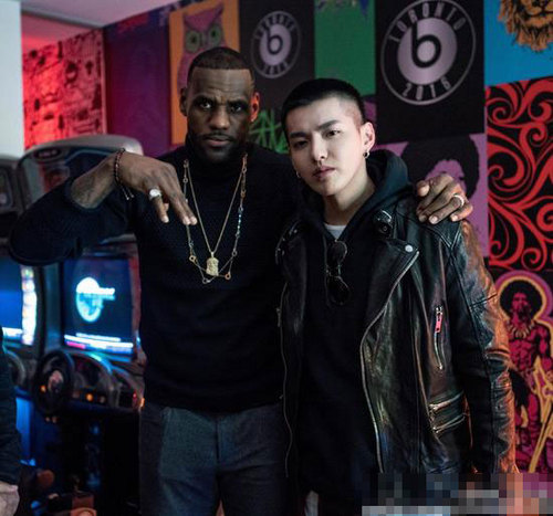 吴亦凡与詹姆斯合影 表情冷峻看起来酷劲十足