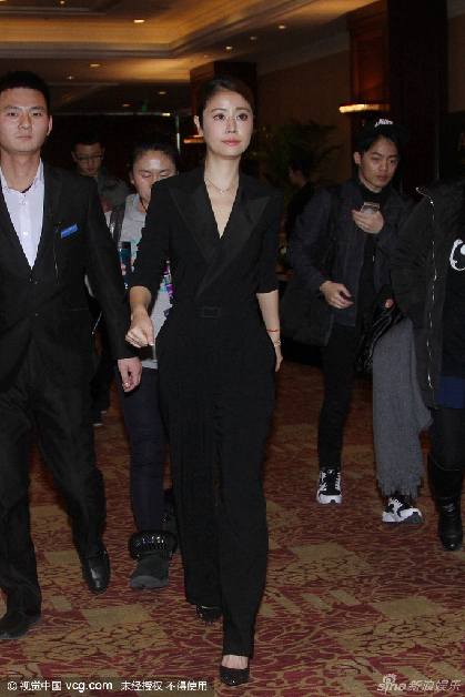 组图:林心如黑衣现身气场足 变身霸道女总裁