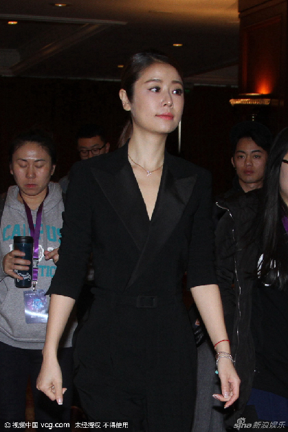 组图:林心如黑衣现身气场足 变身霸道女总裁