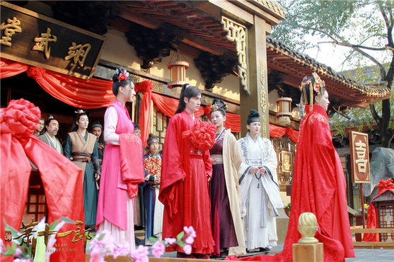 组图:《新萧十一郎》曝朱一龙甘婷婷婚礼喜照