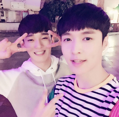 张艺兴遭排挤 从EXO代言品牌应援扇上消失