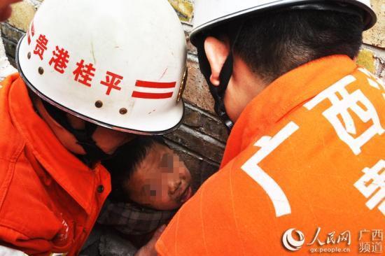 两小孩被夹墙缝 消防员用衣服遮挡半小时将小