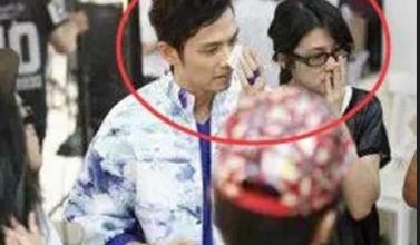 又见皮裤!钟汉良皮衣裤开唱 老婆谢易桦曝光背