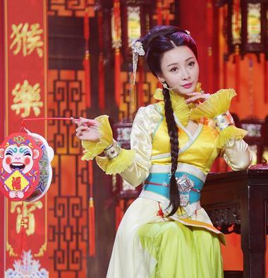组图:柳岩化身美艳厨娘 与王宁搭档演绎搞笑小