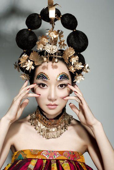 尴尬! 萨顶顶假唱 转话筒 是中国首位被格莱美邀