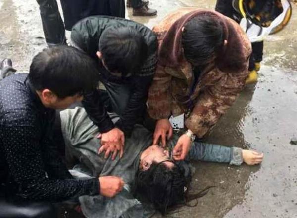 悲痛! 宝马坠河孕妇身亡  男子快崩溃了(组图)