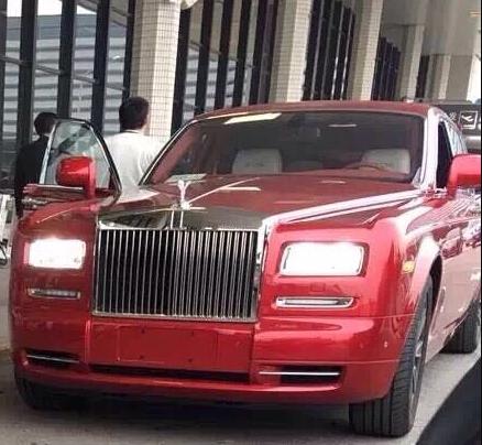 网曝王思聪红色豪车劳斯莱斯副驾竟绣有他的名