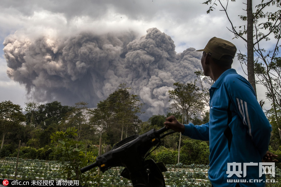 印尼锡纳朋火山喷发 超1万村民疏散