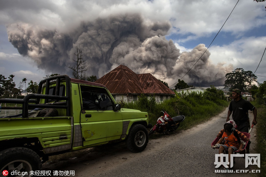 印尼锡纳朋火山喷发 超1万村民疏散