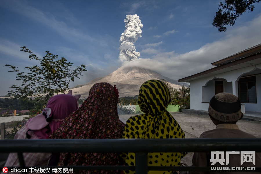 印尼锡纳朋火山喷发 超1万村民疏散