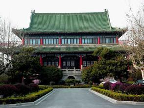 90后帅保安走红 撞脸多位男星网友直呼为男神