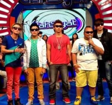 禁止男演员穿女装 印尼谐星克布尔演艺生涯告