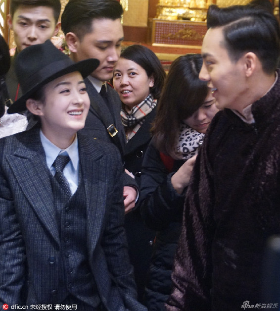 组图:赵丽颖黑西装英气逼人 与陈伟霆对视甜笑