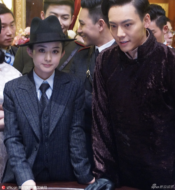 组图:赵丽颖黑西装英气逼人 与陈伟霆对视甜笑
