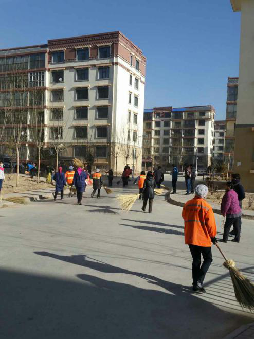 同仁县城管局清洁美化社区,保障环境卫生