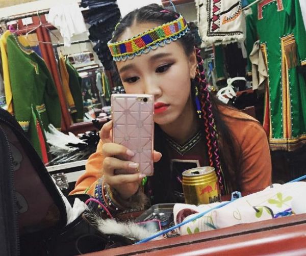 三宝小女孩化妆狂野 毕业于伯克利音乐学院与